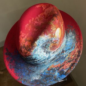 Raudona skrybėlė „Saulės banga“